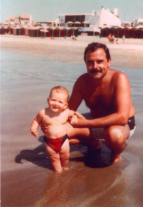 Rubén Martel, piloto caído en Malvinas, junto a su hijo Ezequiel en la playa. Rubén Martel, piloto caído en Malvinas, junto a su hijo Ezequiel en la playa. - Sputnik Mundo