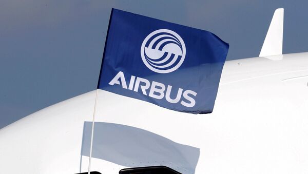 A flight test engineer holds an Airbus Group flag after the first flight of the Airbus A320neo (New Engine Option) in Colomiers near Toulouse, France - Sputnik Mundo