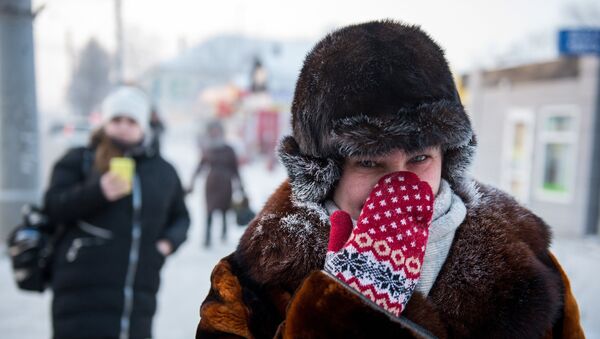 Mujer protege su nariz ante el frío - Sputnik Mundo