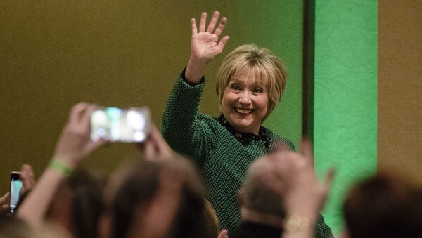 Hillary Clinton, durante la cena de la Comunidad de Mujeres Irlandesas en Pensilvania, con motivo del Día de San Patricio - Sputnik Mundo
