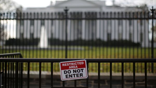 Una señal de zona restringida fuera de la Casa Blanca en Washington - Sputnik Mundo