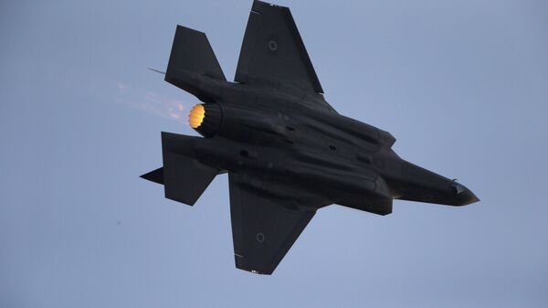 An Israeli Air Force F-35 plane performs during a graduation ceremony for new pilots in the Hatzerim air force base near the city of Beersheba, Israel, Thursday, Dec. 29, 2016 - Sputnik Mundo