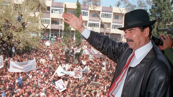 A photo released by Iraqi Press Agency 02 April shows President Saddam Hussein waving to supporters during his visit to the town of Kirkuk north of Baghdad.   - Sputnik Mundo