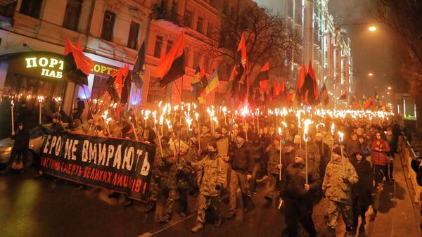 Ukrainian nationalists carry torches and a banner reading 'Heroes do not die' during a rally in downtown Kiev, Ukraine, late Thursday, Jan. 1, 2015 - Sputnik Mundo