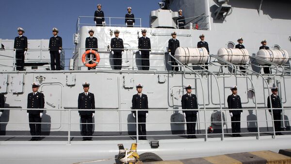 Oficiales chinos de la 24a marina china son vistos a bordo de un destructor de Harbin - Sputnik Mundo