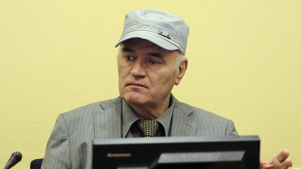 Wartime Bosnian Serb army chief Ratko Mladic sits in the court during his initial appearance at UN war crimes tribunal in The Hague - Sputnik Mundo