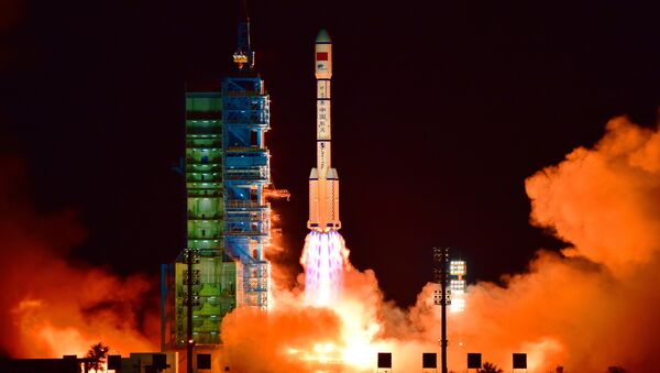 China's Tiangong 2 space lab is launched on a Long March-2F rocket from the Jiuquan Satellite Launch Center in the Gobi Desert, in China's Gansu province - Sputnik Mundo