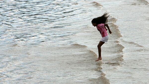 A young girl jumps in the water to cool off during a hot summer day in Buenos Aires' Rio de la Plata - Sputnik Mundo