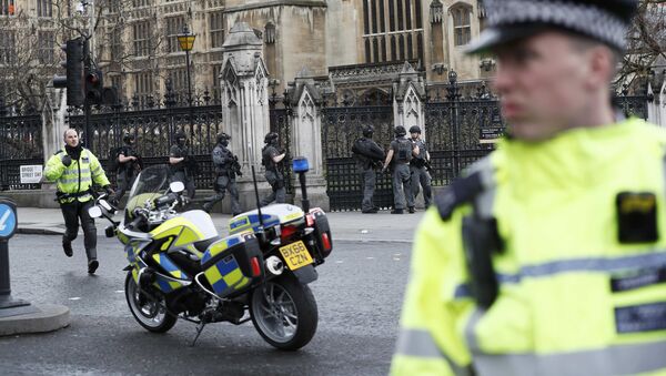 Policías en Londres tras el tiroteo en el puente de Westminster - Sputnik Mundo