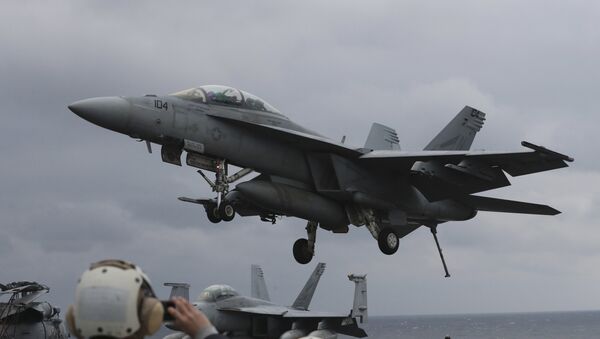 A U.S. Navy's F/A-18 Super Hornet fighter approaches the deck of the Nimitz-class aircraft carrier USS Carl Vinson during the annual joint military exercise called Foal Eagle between South Korea and the United States - Sputnik Mundo