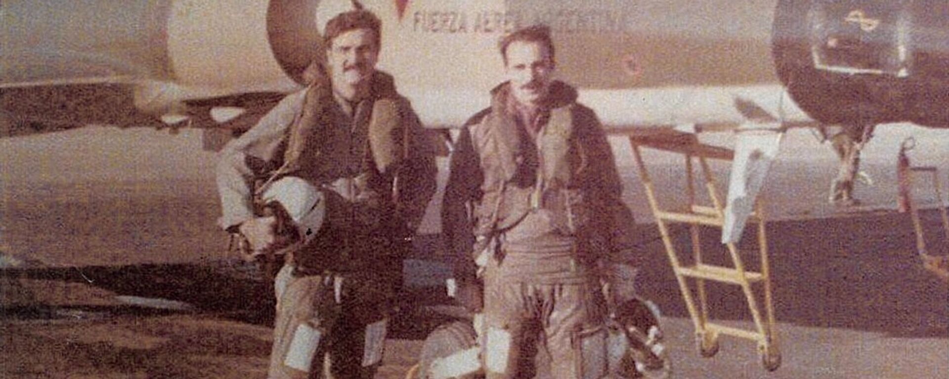 El entonces capitán Horacio Mir González junto al Teniente Héctor Ricardo Volponi - Sputnik Mundo, 1920, 04.05.2022
