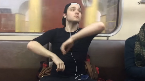 Joven ruso juega con sus bolas en el metro de Moscú - Sputnik Mundo