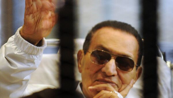 Former Egyptian President Mubarak waves inside a cage in a courtroom at the police academy in Cairo - Sputnik Mundo