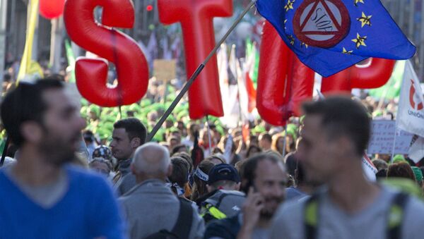Marcha de protesta contra el TTIP, Bruselas, Bélgica, 20 de septiembre de 2016. - Sputnik Mundo