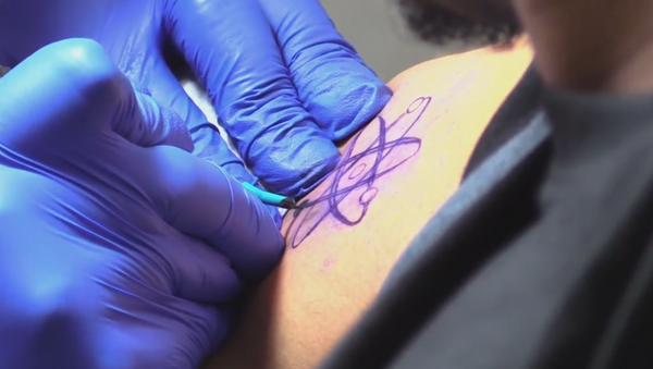 Tatuaje a cambio de ayuda en Perú - Sputnik Mundo