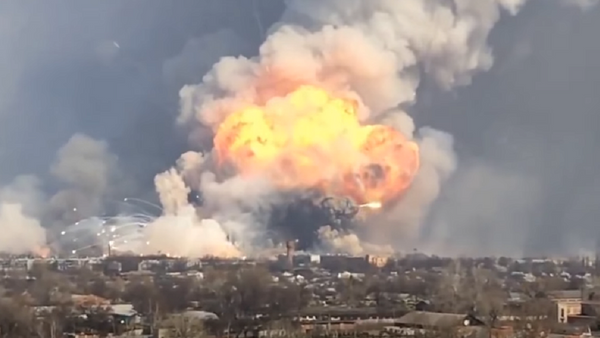 Misiles tácticos vuelan por los aires durante un incendio en Járkov - Sputnik Mundo