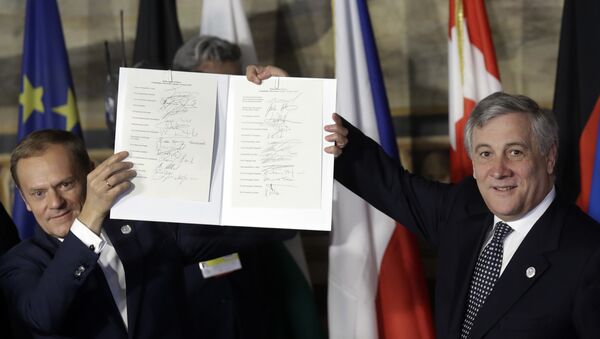 El presidente del Consejo Europeo, Donald Tusk (a la izquierda), y el presidente del Parlamento Europeo, Antonio Tajani (a la derecha), sostienen las hojas de firmas de la nueva Declaración de Roma. Curiosamente, varios de los mandatarios pusieron su firma frente a los países equivocados. - Sputnik Mundo