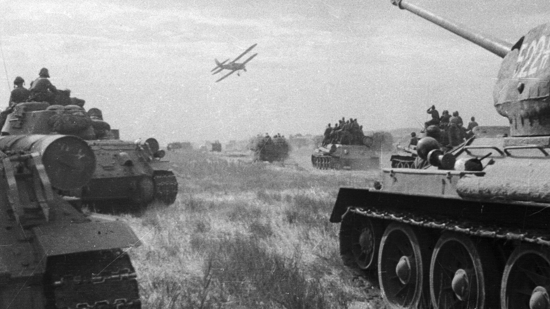Tanques soviéticos y un avión japonés durante un combate de la Segunda Guerra Mundial - Sputnik Mundo, 1920, 08.08.2021