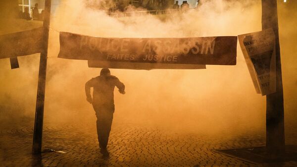 Применение слезоточивого газа во время акции протеста против убийства полицейскими китайца в Париже - Sputnik Mundo