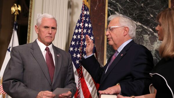 Mike Pence hosts a swearing in ceremony for U.S. Ambassador to Israel David Friedman (C) at the Executive office in Washington, U.S. - Sputnik Mundo