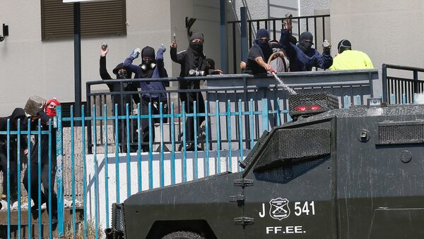 Manifesantes tiran piedras contra los policías durante el Día del Joven Combatiente en Chile - Sputnik Mundo