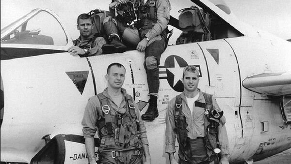John McCain (abajo a la derecha) antes de una misión de bombardeo en Hanoi - Sputnik Mundo