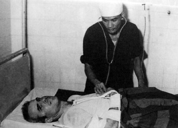 Un médico vietnamita examina a John McCain Un médico vietnamita examina a John McCain - Sputnik Mundo
