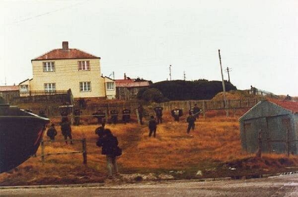 Rendición de los soldados británicos en Malvinas en 1982 Rendición de los soldados británicos en Malvinas en 1982 - Sputnik Mundo