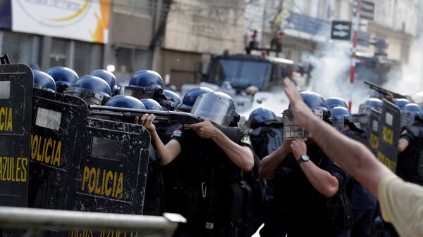 La policía durante las manifestaciónes en Paraguay - Sputnik Mundo