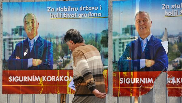 Cartel de la campaña electoral del primer ministro de Montenegro, Milo Dukanovic - Sputnik Mundo