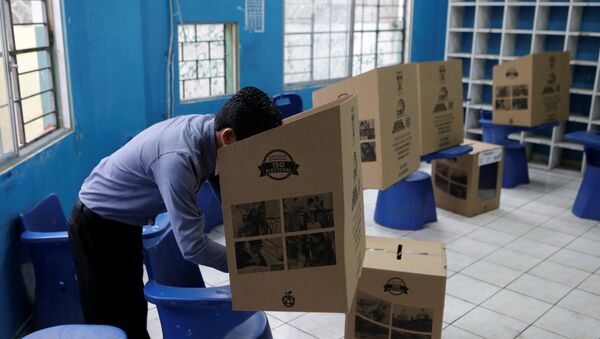 Un hombre vota en Guayaquil, Ecuador - Sputnik Mundo