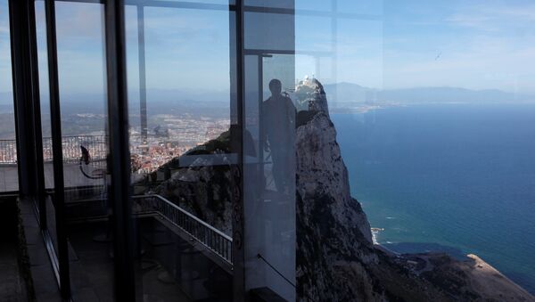 A tourist is reflected in a crystal wall of a souvenir shop at a terrace on the top of the Rock in the British overseas territory of Gibraltar - Sputnik Mundo