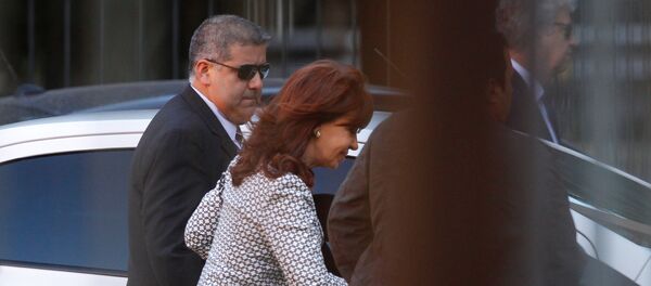 Argentina's former President Cristina Fernandez de Kirchner (C) arrives at court over accusations of bribery and money laundering, in Buenos Aires, Argentina March 7, 2017 Argentina's former President Cristina Fernandez de Kirchner (C) arrives at court over accusations of bribery and money laundering, in Buenos Aires, Argentina March 7, 2017 - Sputnik Mundo
