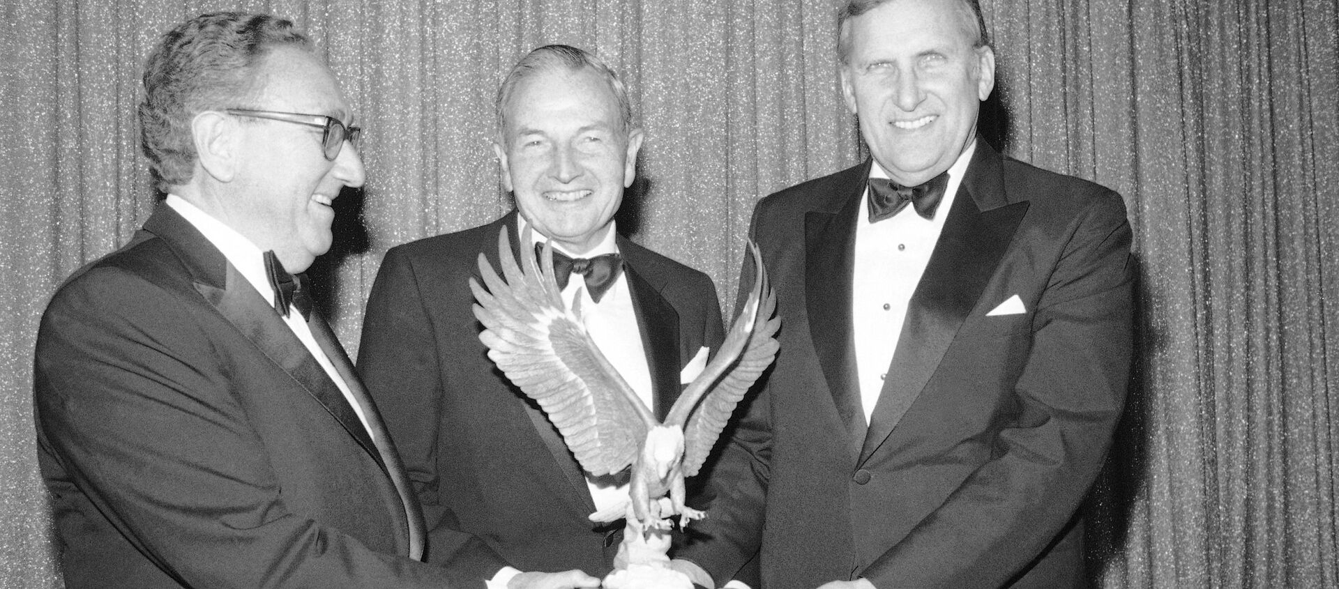 David Rockefeller, center, chairman of the Chase Manhattan's Bank's International Advisory Committee and the banks former chairman of the board and chief executive officer, receives the 1983 International Leadership Award from the U.S. Council for International Business, presented by Dr. Henry A. Kissinger, former Secretary of State, left, and Ralph A. Pfeiffer, Jr., U.S. Council Chairman, at New York's Pierre Hotel on Thursday, Dec. 9, 1983. The award recognizes outstanding contributions to world trade and investment. - Sputnik Mundo, 1920, 05.04.2017