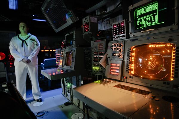 Oficial de la Marina de Estados Unidos en la sala de control del sistema Aegis del buque de guerra durante ejercicios militares en Rumania, 7 de junio de 2011 Oficial de la Marina de Estados Unidos en la sala de control del sistema Aegis del buque de guerra durante ejercicios militares en Rumania, 7 de junio de 2011 - Sputnik Mundo