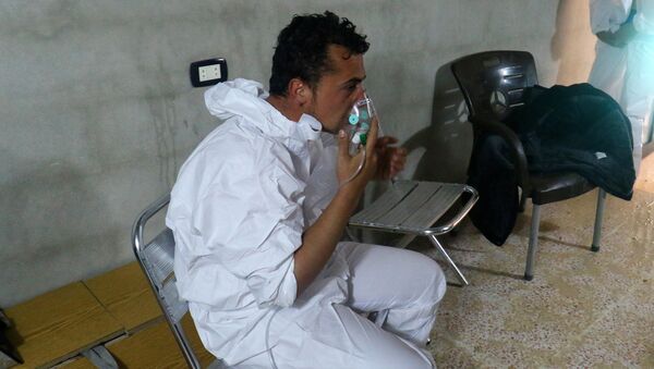 Un hombre sirio respira el oxígeno en Jan Sheijun en la provincia de Idlib, Siria (archivo) - Sputnik Mundo