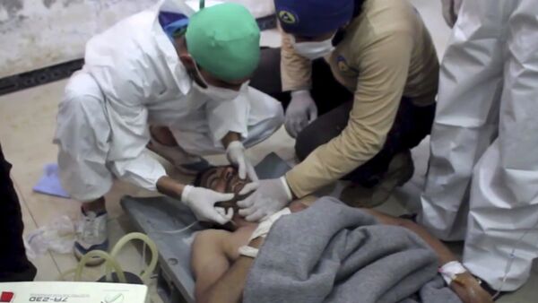 Ayuda médica a un víctima del ataque químico en Idlib, Siria - Sputnik Mundo