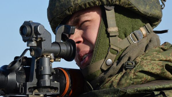 Soldado apunta con lanzagranadas RPG-7 durante los ejercicios militares en el polígono e Bambúrovo, 2 de febrero de 2017 - Sputnik Mundo