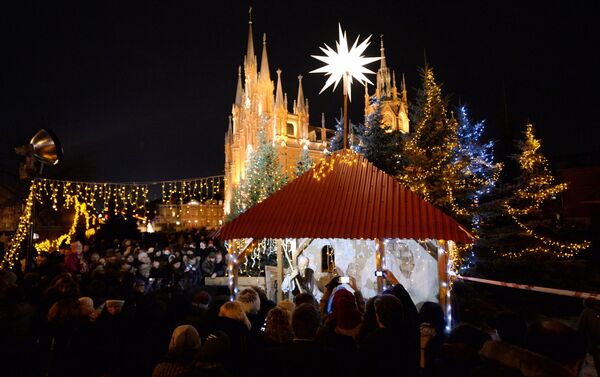 Feria navideña celebrada por los fieles católicos cerca de la Catedral de la Inmaculada Concepción de Moscú, 24 de diciembre de 2013. - Sputnik Mundo