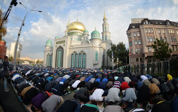 Fieles musulmanes rezan en las cercanías de la Mezquita Catedral de Moscú durante la Celebración del Sacrificio, 24 de septiembre de 2015 - Sputnik Mundo