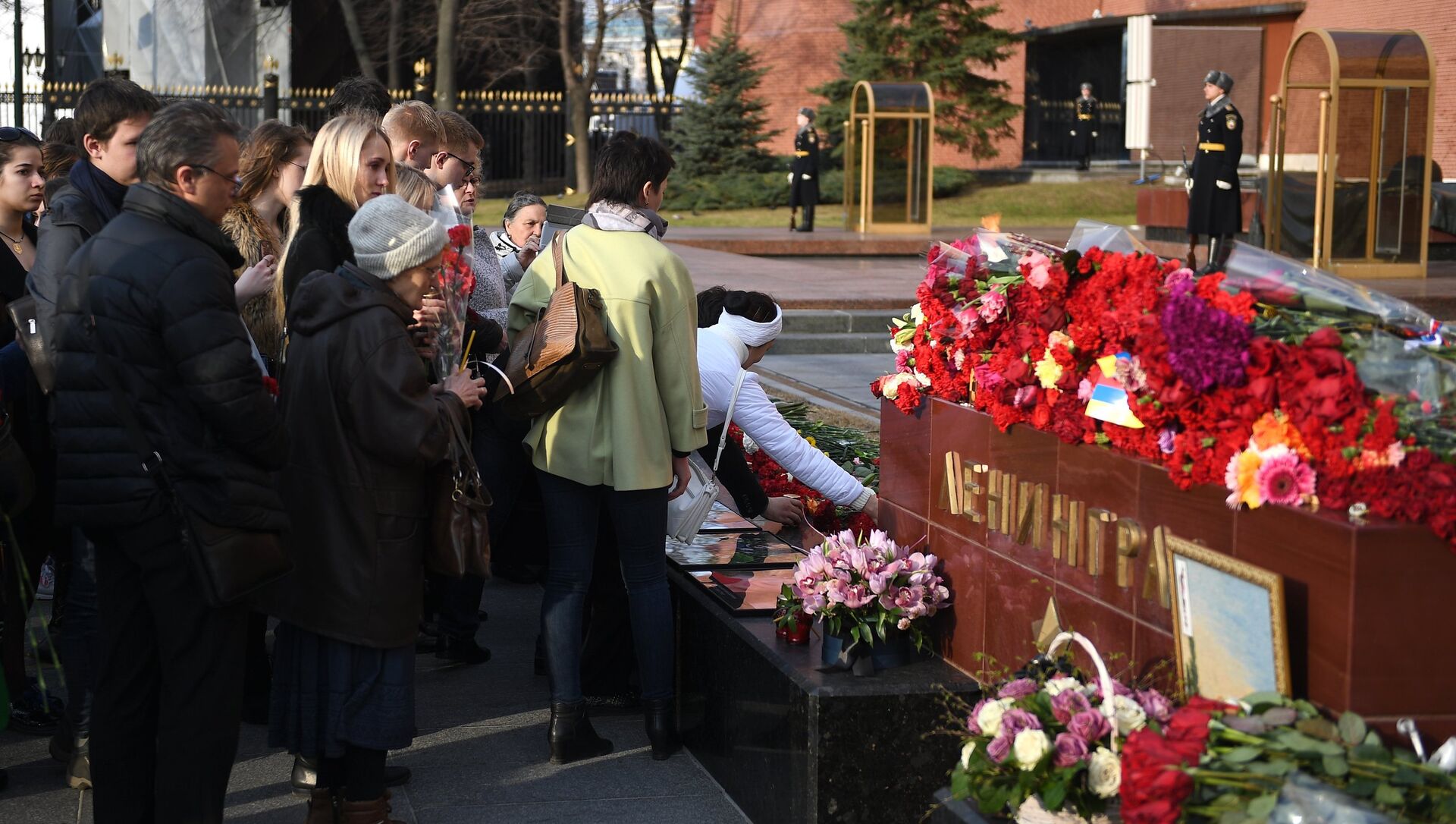Акция в память о погибших в теракте. Москва скорбит. Видео Сербия скорбит о теракте в Петербурге.