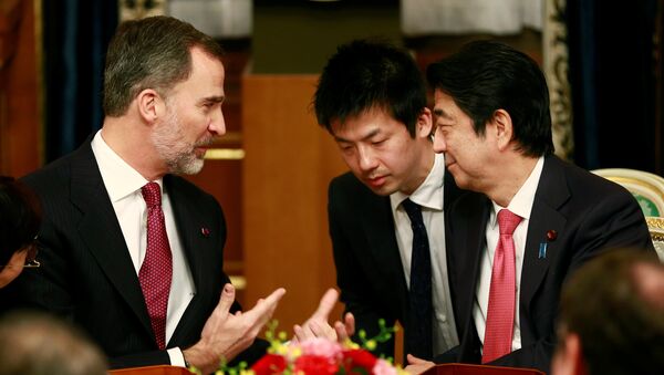Spanish King Felipe talks with Japanese PM Abe at a welcome dinner hosted by Abe at Akasaka Palace state guesthouse in Tokyo - Sputnik Mundo