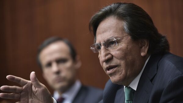 Former President of Peru Alejandro Toledo (R) speaks, watched by former President of Bolivia Jorge Quiroga (L), during a discussion on Venezuela and the OAS at The Center for Strategic and International Studies (CSIS) on June 17, 2016 in Washington, DC.  - Sputnik Mundo
