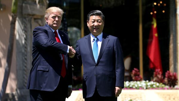 El Presidente de los Estados Unidos Donald Trump junto al Presidente de China Xi Jinping - Sputnik Mundo