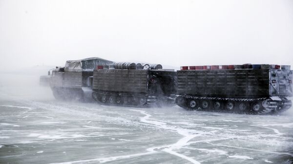 Las pruebas del nuevo armamento moderno y la maquinaria bélica rusos en el Ártico - Sputnik Mundo