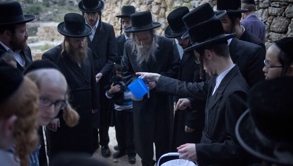 Los judíos en Jerusalén toman agua para preparar matza - Sputnik Mundo