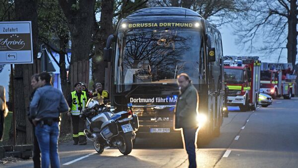 Autobús del equipo de fútbol Borussia Dortmund tras explosiones - Sputnik Mundo