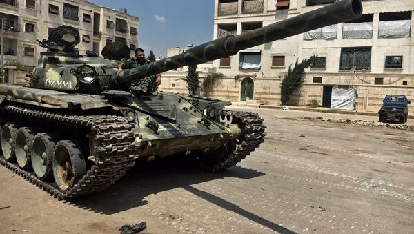 Un militar del Ejército sirio en un tanque T-72 - Sputnik Mundo