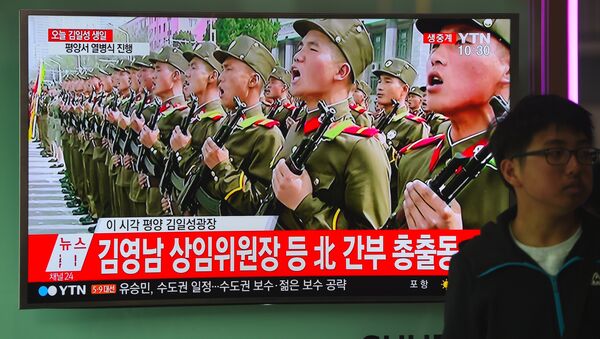 Desfile militar dedicado al 105 aniversario de Kim Il-sung en Pyongyang - Sputnik Mundo