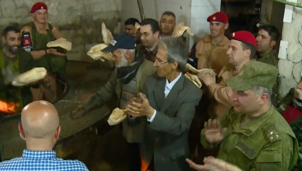 Haz pan, no la guerra: militares rusos ayudan a restaurar una panadería en Alepo (vídeo) - Sputnik Mundo
